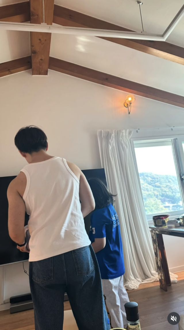 함소원이 전남편 진화와의 유쾌한 일상을 공개하며 변함없는 인연을 이어가고 있음을 전했다. / 함소원 SNS