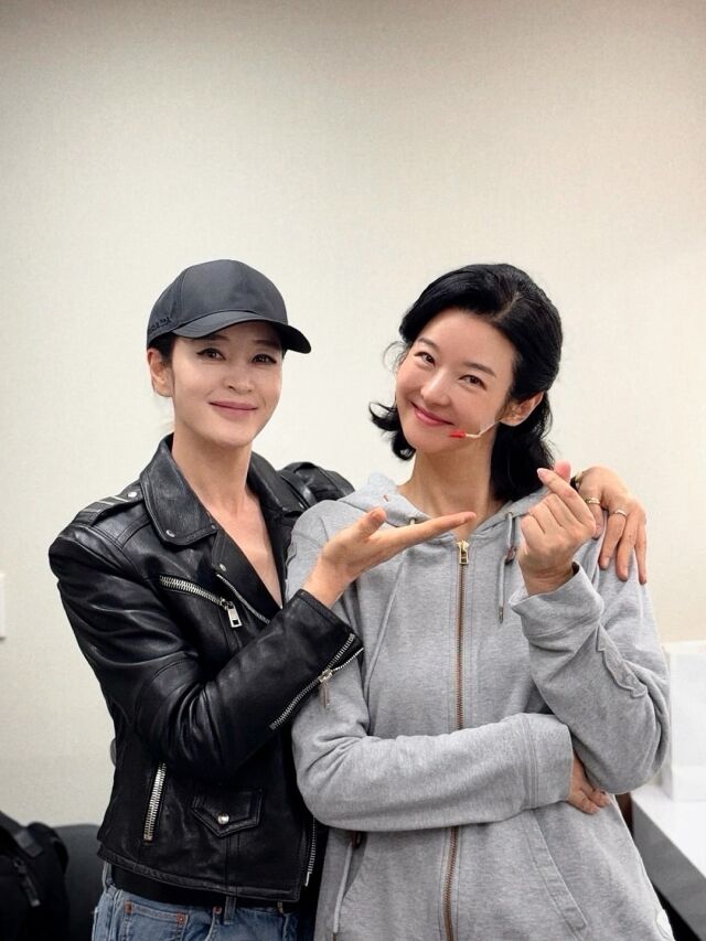 송선미가 자신의 연극 공연을 응원하기 위해 직접 발걸음한 김혜수에게 고마운 마음을 전했다. / 송선미 SNS