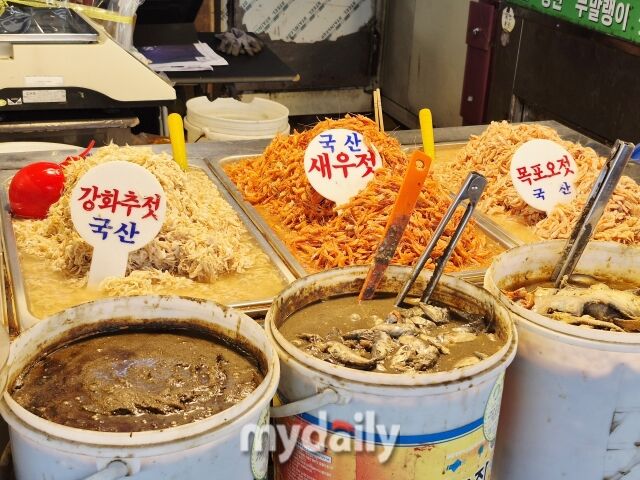 가락시장 내 매장에서 강화추젓과 목포오젓 등 국산 새우젓과 각종 젓갈류를 판매하고 있다. /방금숙 기자