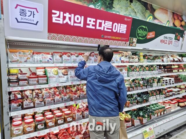 서울 가락시장 다농마트 내 김치 코너에서 소비자가 다양한 소포장·브랜드 김치를 살펴보고 있다. /방금숙 기자
