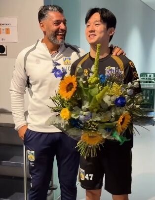 베스테를로의 양민혁이 2026 아시안게임 남자축구 금메달 획득 성공 후 소속팀에 복귀해 축하를 받고 있다./베스테를로