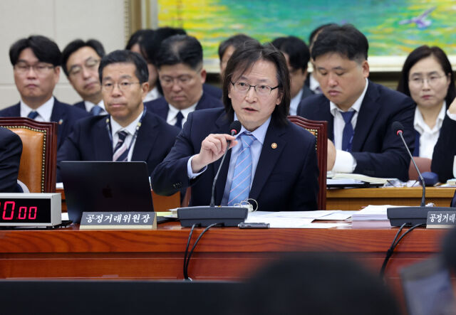 주병기 공정거래위원장이 12일 여의도 국회에서 열린 정무위원회의 공정거래위원회 등에 대한 국정감사에 출석해 의원 질의에 답변하고 있다. /뉴시스