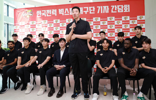 한국전력 신영석이 12일 오산의 한국전력 연습체육관에서 열린 기자 간담회에서 새 시즌 각오를 전하고 있다./한국전력 제공