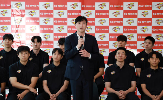 한국전력의 새 사령탑 석진욱 감독이 12일 오산의 한국전력 연습체육관에서 열린 기자 간담회에서 포부를 밝히고 있다./한국전력 제공