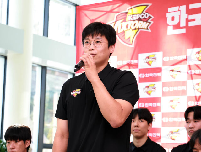 한국전력의 '원 클럽 맨' 서재덕이 12일 오산의 한국전력 연습체육관에서 열린 기자 간담회에서 새 시즌 포부를 전하고 있다./한국전력 제공