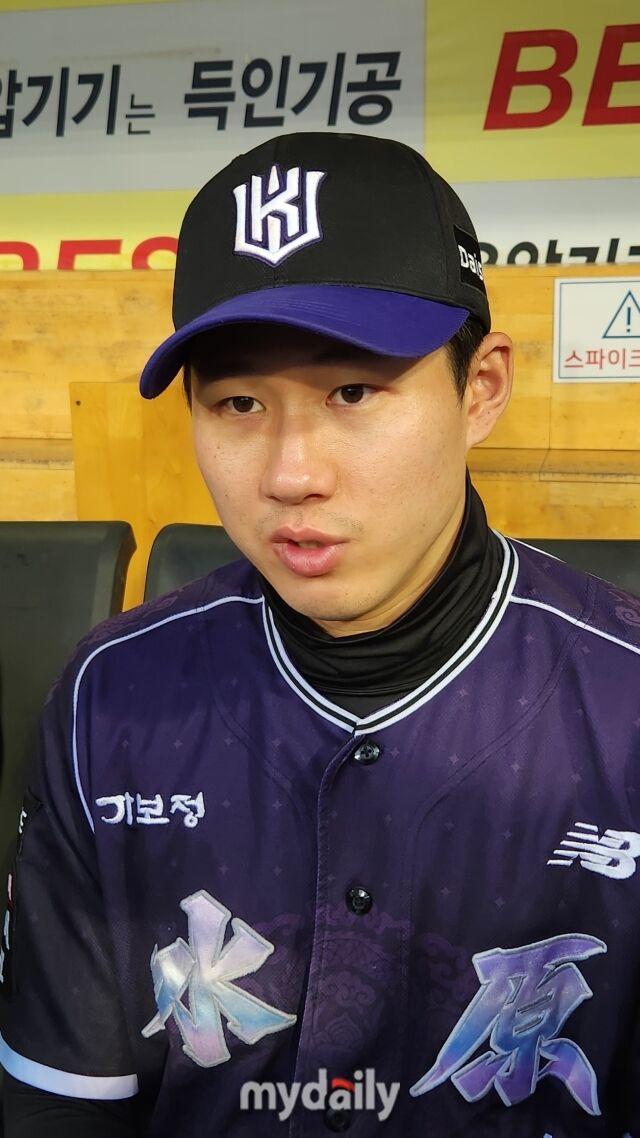 최원준이 10월 12일 대구 삼성 라이온즈전에 앞서 취재진과 인터뷰를 하고 있다./대구=김경현 기자