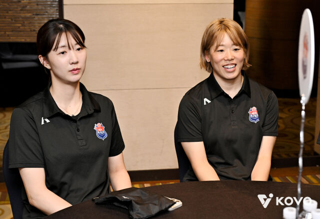 한국도로공사 강소휘와 우치세토 마미가 지난 7일 열린 2026-27시즌 V-리그 여자부 미디어데이에서 취재진 질문에 답하고 있다./한국배구연맹(KOVO)