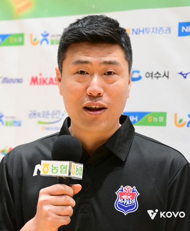 김영래 한국도로공사 감독대행이 12일 열리는 2026 프로배구 컵대회 여자부 B조 조별리그 GS칼텍스와 첫 경기를 앞두고 방송 인터뷰를 진행하고 있다./한국배구연맹(KOVO)
