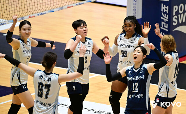 한국도로공사 선수들이 12일 열린 GS칼텍스와 2026 프로배구 컵대회 여지부 B조 조별리그 GS칼텍스와 경기 도중 공격 성공 후 환호하고 있다./한국배구연맹(KOVO) 제공