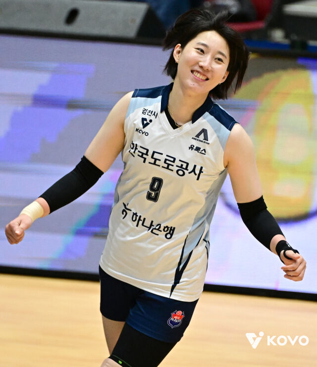 한국도로공사 박정아가 12일 열린 GS칼텍스와 2026 프로배구 컵대회 여지부 B조 조별리그 GS칼텍스와 경기 도중 공격 성공 후 기뻐하고 있다./한국배구연맹(KOVO) 제공