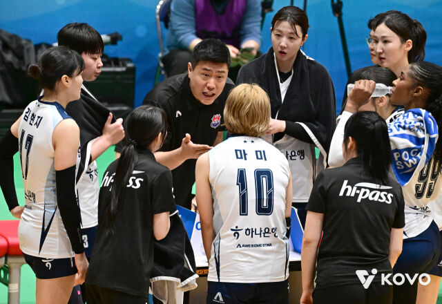 김영래 한국도로공사 감독대행이 12일 열린 2026 프로배구 컵대회 여자부 GS칼텍스와 B조 조별리그 첫 경기 타임아웃 도중 선수들에게 작전 지시를 하고 있다./한국배구연맹(KOVO) 제공