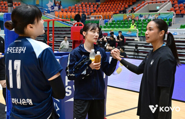 GS칼텍스 타나차가 12일 열린 한국도로공사와 2026 프로배구 컵대회 여자부 B조 조별리그 GS칼텍스와 경기에 앞서 전 소속팀 동료인 김현지, 문정원과 인사를 나누고 있다./한국배구연맹(KOVO) 제공