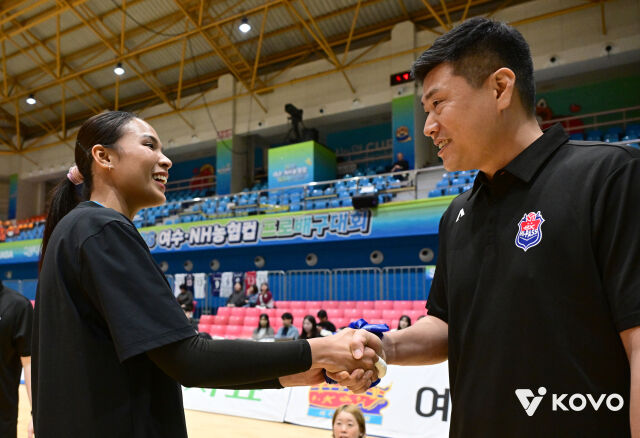 GS칼텍스 타나차가 12일 열린 한국도로공사와 2026 프로배구 컵대회 여자부 B조 조별리그 GS칼텍스와 경기에 앞서 김영래 한국도로공사 감독대행과 악수를 나누고 있다. 타나차는 지난 시즌까지 한국도로공사에서 뛰었다./한국배구연맹(KOVO) 제공