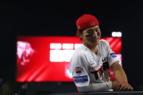 &ldquo;감사합니다&rdquo; 김도영에게 고개 숙인 KIA 단장님&hellip;&lsquo;이정후 연봉 도장깨기&rsquo; 다시 시작하나요, 7.5억원입니다만