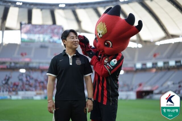 김기동 FC서울 감독이이 지난 10일 펼쳐진 제주SK와의 ‘하나은행 K리그1 2026’ 31라운드에서 2-1로 승리한 뒤 기뻐하고 있다./한국프로축구연맹 제공