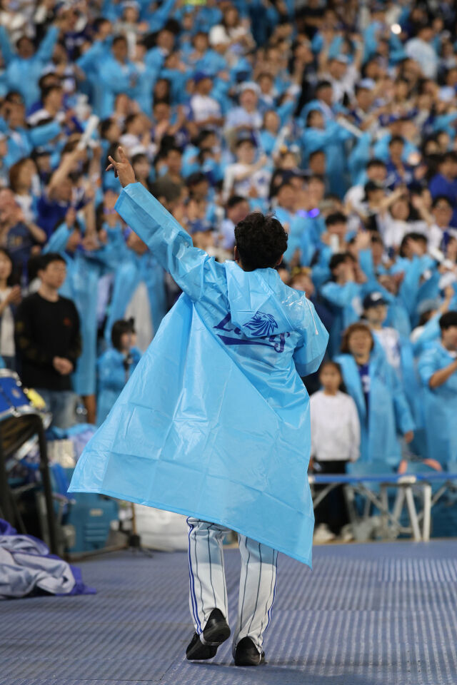삼성 라이온즈 팬들이 10월 12일 정규시즌 최종전 응원을 하고 있다./삼성 라이온즈 제공