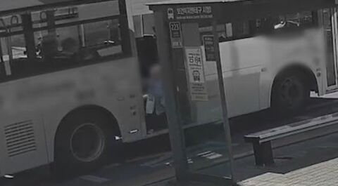 문 열린 채 출발한 버스, 추락한 80대&hellip;아들 "18분 동안 어머니 방치" [한블리]