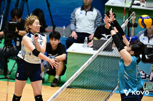 한국도로공사의 새로운 아시아쿼터 선수인 마미가 12일 열린 2026 프로배구 컵대회 여자부 B조 조별리그 GS칼텍스전 도중 스파이크를 시도하고 있다./한국배구연맹(KOVO) 제공