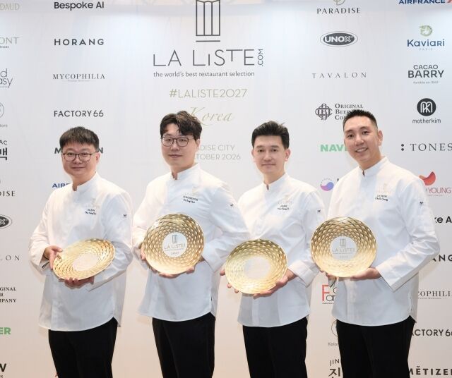 ‘라 리스트 2027 레스토랑 한국 시상식’에 참석한 서울신라호텔 팔선 주홍삼 셰프(왼쪽부터), 콘티넨탈 김성현 셰프, 아리아께 문성오 셰프, 라연 차도영 셰프. /서울신라호텔