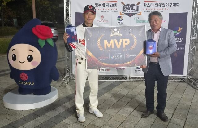 배우 겸 교수 오만석이 지난 12일 인천 선학야구장에서 열린 코누배 제20회 한스타 연예인 야구대회서 MVP를 수상했다. 오만석의 인터미션이 우승했다. /한스타미디어