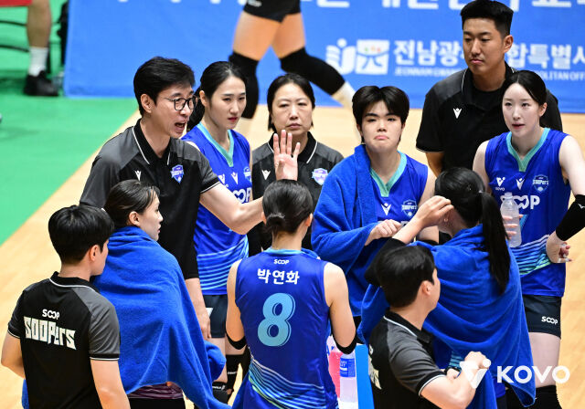 김세진 SOOP 감독이 지난 11일 열린 2026 프로배구 컵대회 IBK기업은행과 A조 조별리그 첫 경기 타임아웃 도중 선수들에게 작전 지시를 하고 있다./한국배구연맹(KOVO) 제공