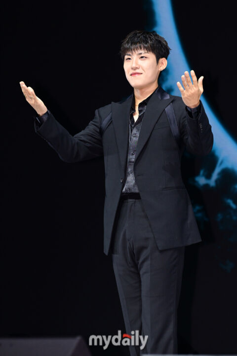 [MD포토] 박우진 '포즈는 우아하게'
