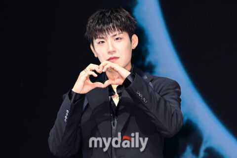 [MD포토] 박우진 '여심 사로잡는 눈빛'