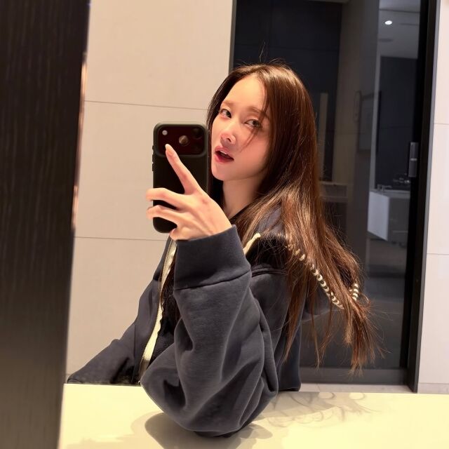 전종서가 꾸밈없는 일상 속에서도 독보적인 분위기를 자랑했다. / 전종서 SNS