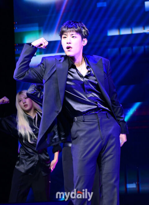 [MD포토] 타이틀곡 선보이는 박우진 '스트롱맨'