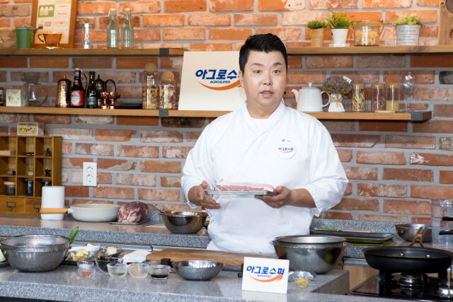 아그로수퍼 돈육의 특징을 설명하고 있는 정호영 셰프. /아그로수퍼