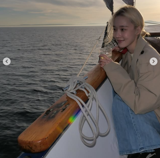 윈터는 지난 11일 자신의 SNS 채널에 “하늘색은 하늘색이 아니야!”라는 재치 넘치는 글과 함께 요트 여행 중에 촬영한 여러 장의 사진을 공개해 시선을 사로잡았다./윈터 소셜미디어