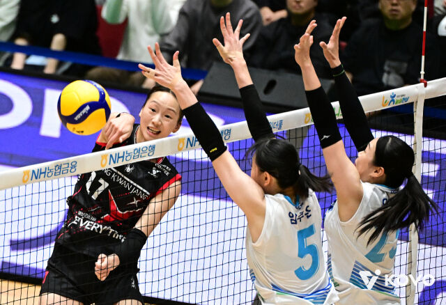 정관장 종휘가 13일 열린 2026 프로배구 컵대회 여자부 A조 조별리그 2차전 SOOP과 경기 도중 스파이크를 시도하고 있다./한국배구연맹(KOVO) 제공