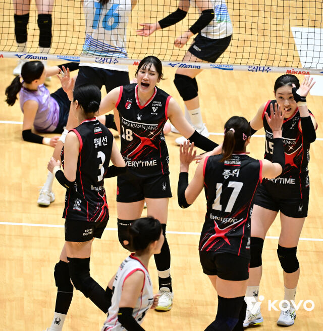 정관장 선수들이 13일 열린 2026 프로배구 컵대회 여자부 A조 조별리그 2차전 SOOP과 경기 도중 공격 득점을 올린 뒤 환호하고 있다./한국배구연맹(KOVO) 제공
