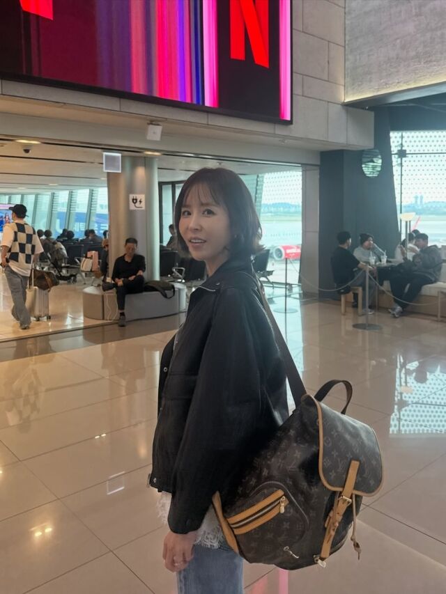 신지가 제주도 출장길에 오른 근황을 공개하며 밝은 에너지를 전했다. / 신지 SNS