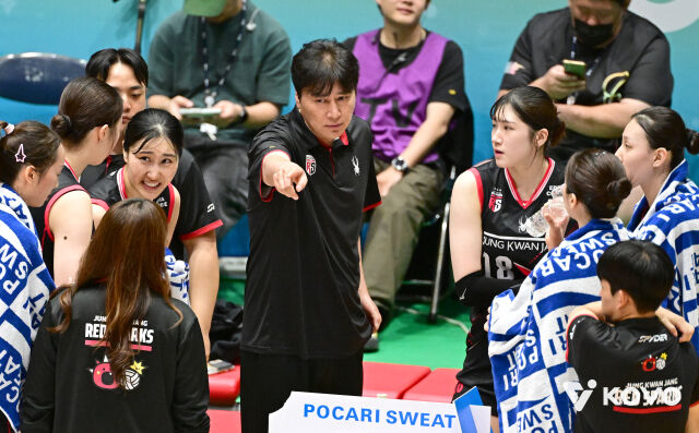 권순찬 정관장 감독이 13일 열린 2026 프로배구 컵대회 여자부 A조 조별리그 2차전 SOOP과 경기 도중 타임아웃을 통해 선수들과 이야기를 나누고 있다./한국배구연맹(KOVO) 제공