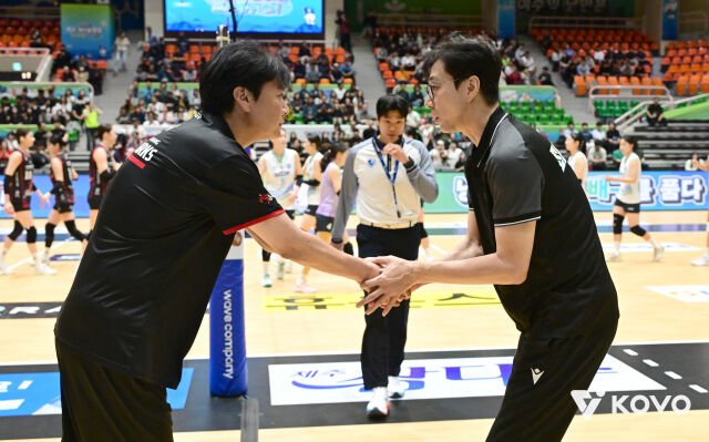 권순찬 정관장 감독(왼쪽)과 김세진 SOOP 감독이 13일 열린 2026 프로배구 컵대회 여자부 A조 조별리그 2차전을 앞두고 서로 인사를 나누고 있다./한국배구연맹(KOVO) 제공