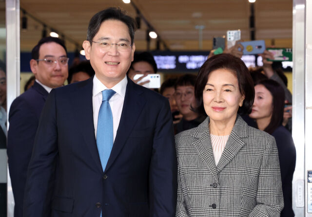 지난 2024년 10월 21일 이재용 삼성전자 회장과 홍라희 전 삼성미술관 리움 관장이 서울 종로구 서울대병원 어린이병원에서 열린 소아암·희귀질환 지원사업단 행사를 마치고 이동하고 있다. /뉴시스