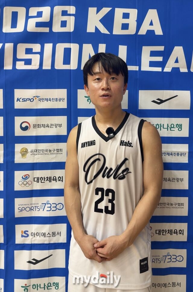 한준혁(아울스)이 10일 동국대학교 서울캠퍼스 체육관에서 열린 2026 KBA D3 디비전리그 9라운드 업템포와의 맞대결에서 97-80으로 승리한 뒤 인터뷰에 응하고 있다./동국대=디코트크루 이정민