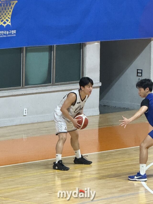 한준혁(아울스)이 10일 동국대학교 서울캠퍼스 체육관에서 열린 2026 KBA D3 디비전리그 9라운드 업템포와의 맞대결에서 26점 9리바운드 9어시스트 5스틸로 맹활약했다./동국대=디코트크루 이정민