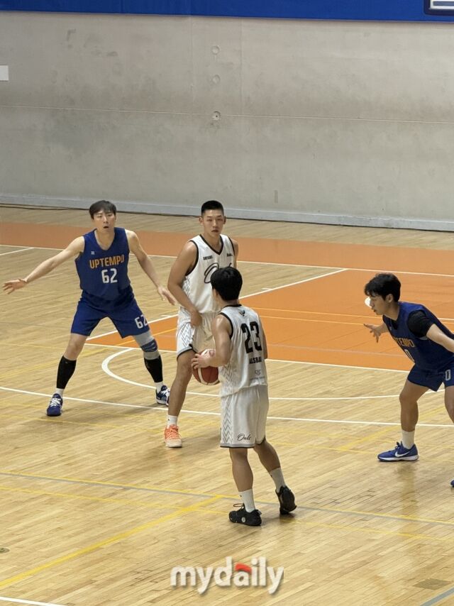 한준혁(아울스)이 10일 동국대학교 서울캠퍼스 체육관에서 열린 2026 KBA D3 디비전리그 9라운드 업템포와의 맞대결에서 26점 9리바운드 9어시스트 5스틸로 맹활약했다./동국대=디코트크루 이정민