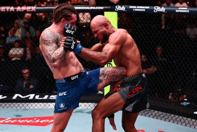 앨런(왼쪽)이 11일 던컨과 경기에서 니킥을 적중하고 있다. /UFC 제공