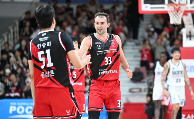 존 무니가 13일 안양정관장아레나에서 열린 2026-2027 KCC 프로농구 1라운드 소노와의 맞대결에서 한승희와 하이파이브하고 있다./KBL 제공