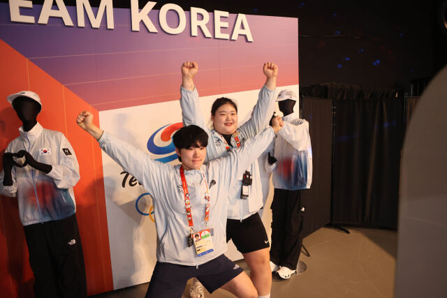 한국 대표 선수들이 코리아하우스에서 기념 촬영을 하고 있다. /대한체육회 제공