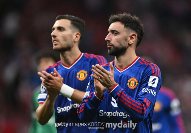 2026년 10월 14일 리야드 에어 메트로폴리타노에서 열린 아틀레티코 마드리드와의 원정 경기가 끝난 뒤 관중들에게 인사하고 있는 디오고 달로(왼쪽), 브루노 페르난데스./게티이미지코리아