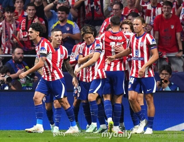 이강인과 아틀레티코 마드리드 선수단이 맨체스터 유나이티드와의 2026-27시즌 UEFA 챔피언스리그 페이즈 2차전에서 세리머니를 하고 있다./게티이미지코리아