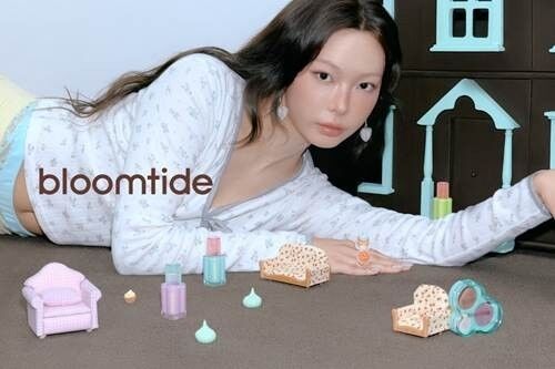 블룸타이드 ‘민트 타이드’ 캠페인 이미지. 미니어처 하우스와 소품으로 컬렉션 무드를 연출했다. / 블룸타이드