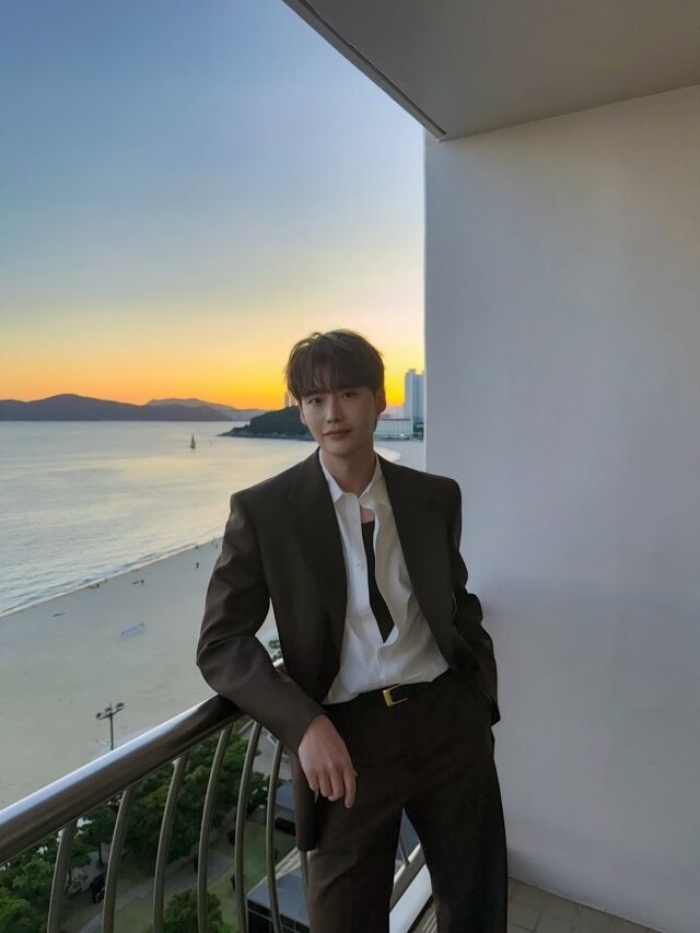이종석이 부산에서 촬영한 근황 사진을 공개하며 팬들의 관심을 모았다. / 이종석 SNS