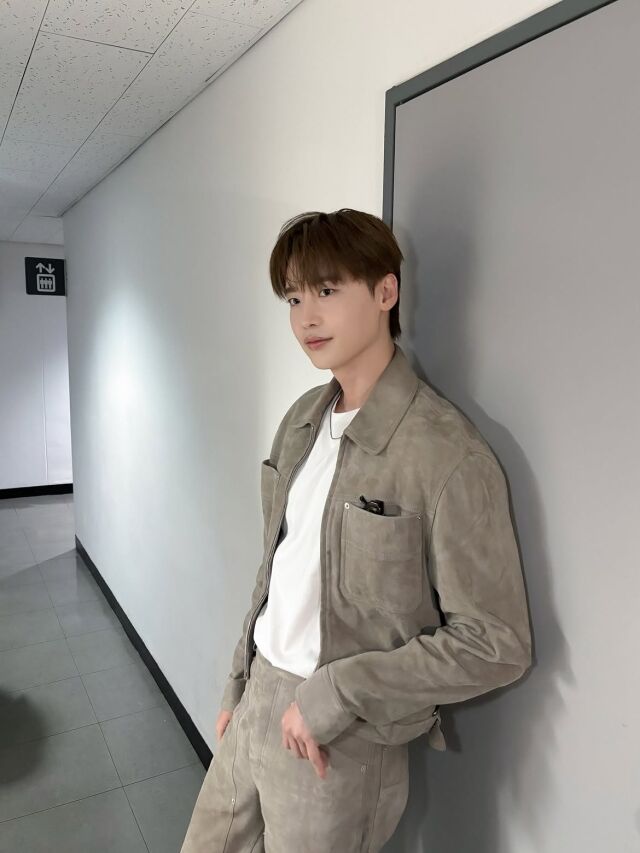 이종석이 부산에서 촬영한 근황 사진을 공개하며 팬들의 관심을 모았다. / 이종석 SNS