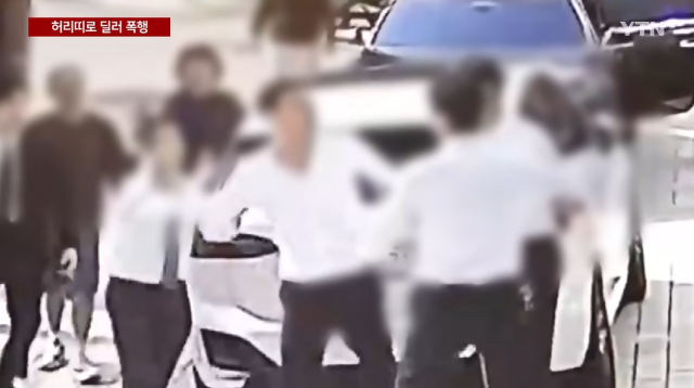 화장품회사 임원이 허리띠로 외제차 딜러의 얼굴을 가격하는 장면. /YTN 방송화면 캡처