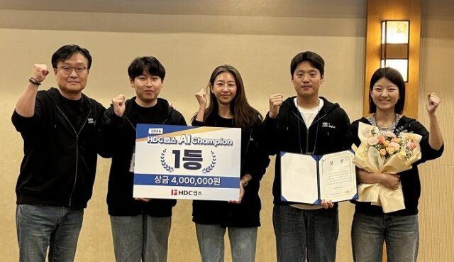 HDC랩스 ‘AI Champion 2026’의 1위 수상팀이 기념촬영을 하고 있다. / HDC랩스